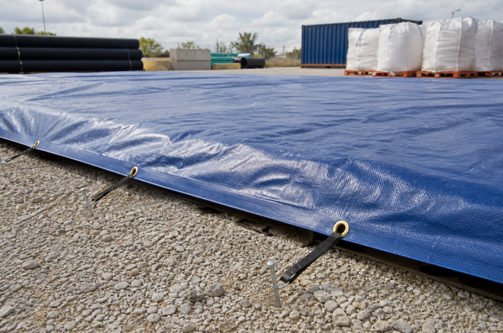 debris tarp handling method with reinforced edge and tie down points
