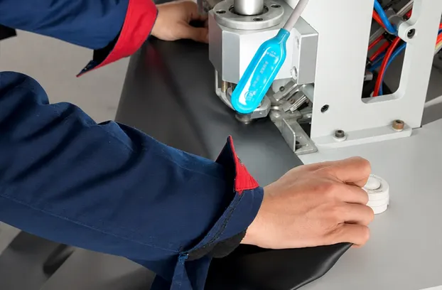 Vinyl tarpaulin buttonhole installation